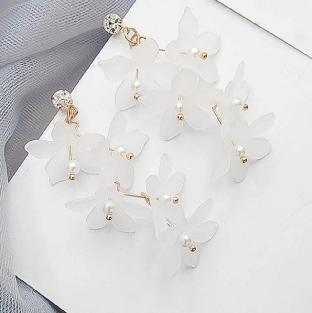 NWT White dangly flower earrings.